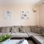 Live Basilica & Balcony شقة *