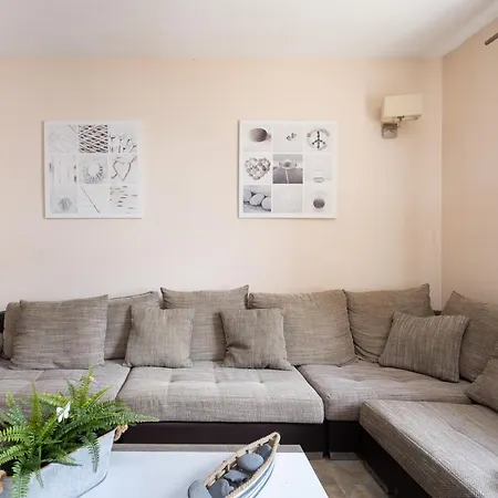 Live Basilica & Balcony Apartment *